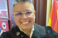 Техас приказывает судье - лесбиянке убрать радужный флаг из ее зала суда